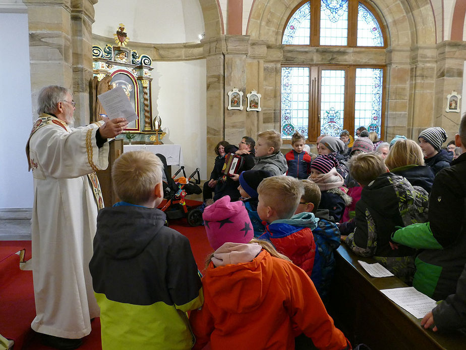 Krippenandacht mit Segnung der Kinder (Foto: Karl-Franz Thiede)